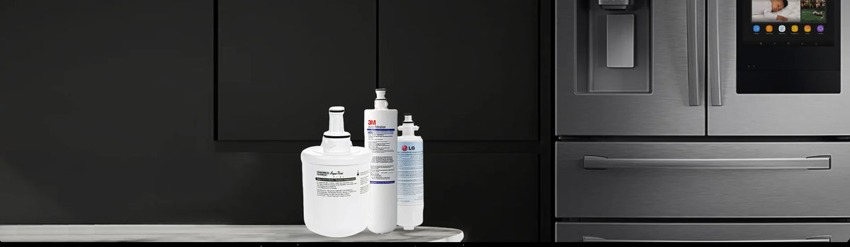 Filtres à eau pour réfrigérateurs Samsung, LG et Daewoo, présentés devant un réfrigérateur américain avec distributer d'eau.